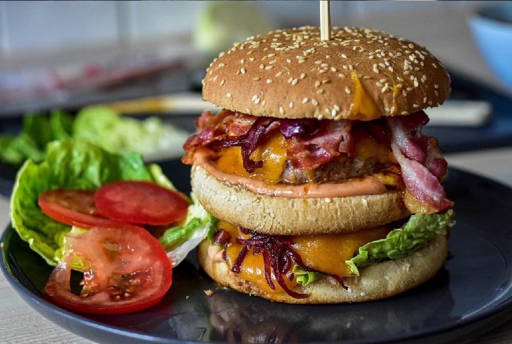 Saftige Burger mit Pommes auf der Mittagskarte im Café Niedermair in Diedorf