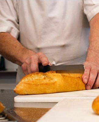 Backfrische Brotwaren nach eigenen Rezepten aus natürlichen Rohstoffen von der Bäckerei Niedermair